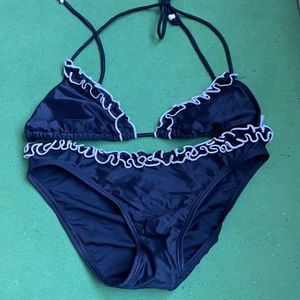 Daffy black bikini with ruffles